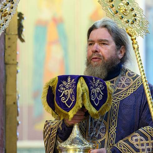 В Крестопоклонную Неделю Великого поста митрополит Тихон совершил Литургию в Свято-Троицком кафедральном соборе