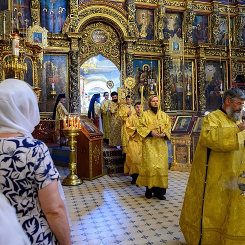 В день празднования памяти Всех святых митрополит Арсений совершил Божественную Литургию в Свято-Троицком кафедральном соборе