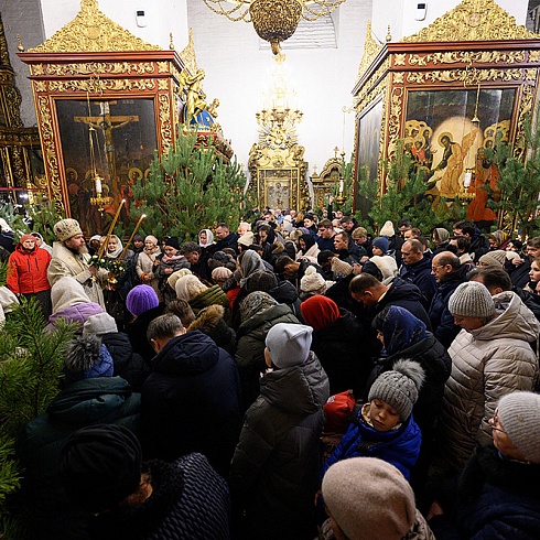 В Рождественскую ночь, митрополит Псковский и Порховский Тихон возглавил праздничные богослужения в Троицком соборе Псковского кремля 