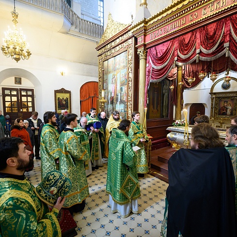 В день памяти блаженного Николая Псковского митрополит Арсений совершил Божественную Литургию в Свято-Троицком кафедральном соборе