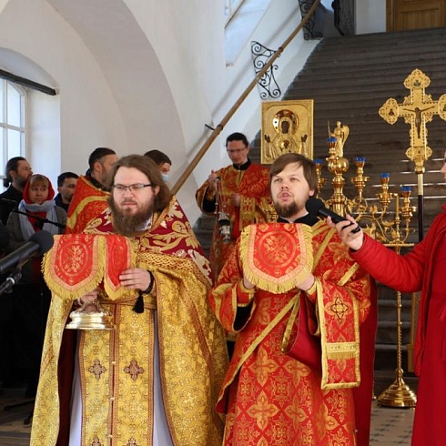 На прихрамовой территории Троицкого собора состоялось Богослужение в день перенесения мощей святителя и чудотворца Николая из Мир Ликийских в Бари 