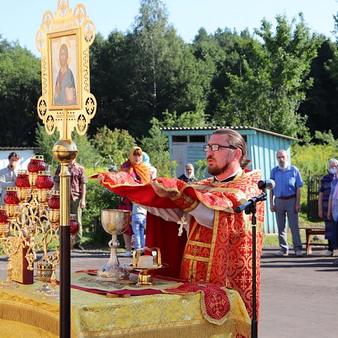 Торжественное богослужение состоялось в день памяти великомученика и целителя Пантелеимона на месте разрушенного  мужского монастыря. ФОТО